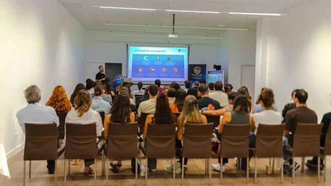 Estudiantes y expertos del medio marino siguen una de las ponencias impartidas en el Acuario Poema del Mar. / AH
