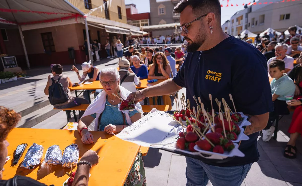 Una degustación de fresas en la feria celebrada en Valsequillo. / AH