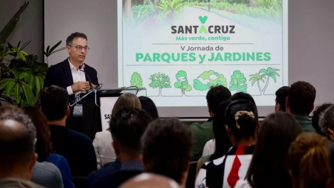 Carlos Tarife, en una jornada sobre Parques y Jardines con ciudadanos de Santa Cruz. / AH