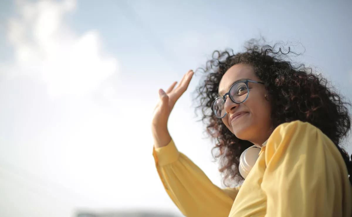 Imagen de una mujer saludando / PEXELS 
