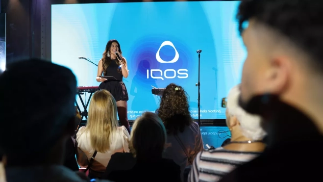 Yanely Hernández, durante el acto en el Gabinete Literario. / AH