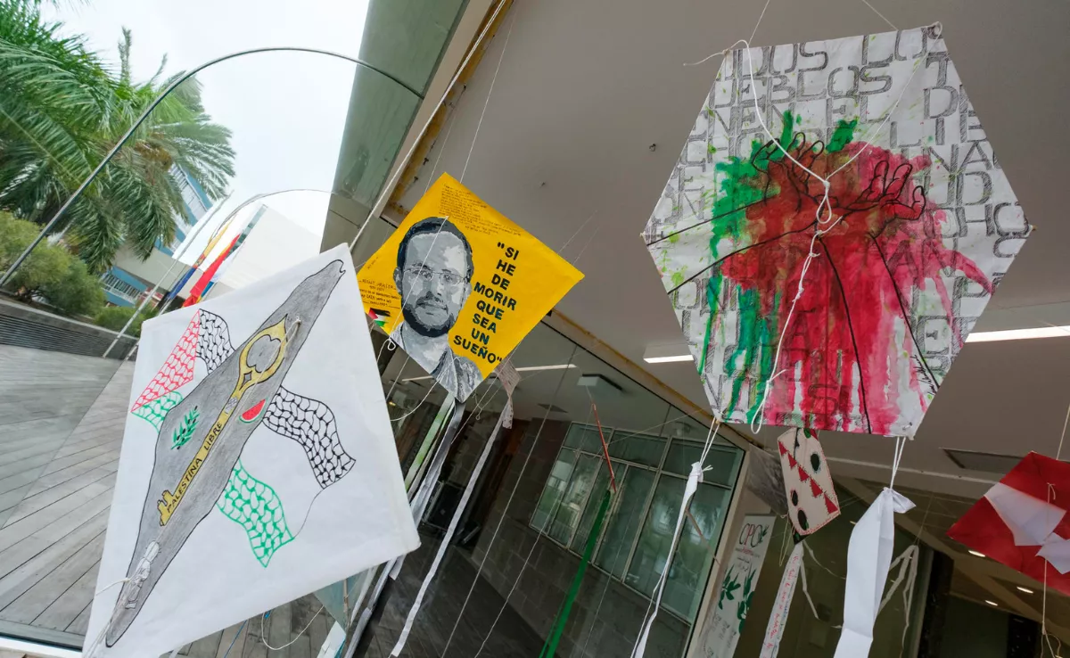 El Cabildo de Gran Canaria inauguró este lunes una exposición de 50 cometas elaboradas por varios artistas para mostrar su solidaridad con el pueblo palestino. EFE/ Ángel Medina G.