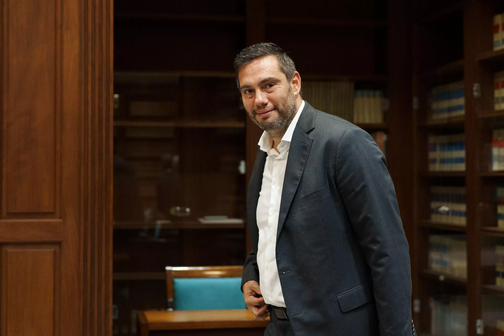 El presidente de la Asociación de Trabajadores Autónomos (ATA) Canarias, Pedro Andueza Avero, a su llegada este lunes a la comisión parlamentaria sobre la revisión del Régimen Económico y Fiscal de Canarias. EFE/ Ramón De La Rocha