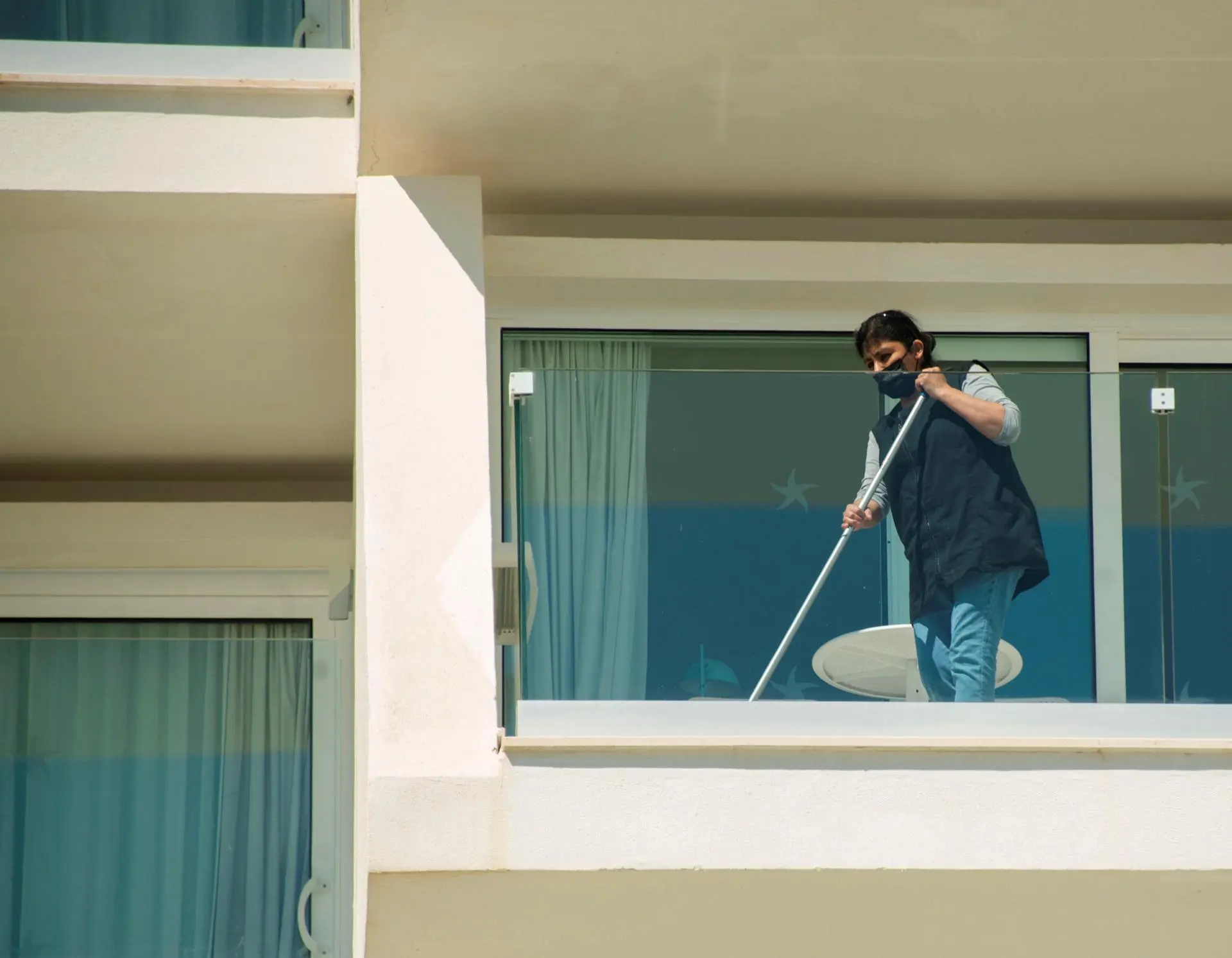 Imagen de una trabajadora del sector hotelero. / EFE - CATI CLADERA