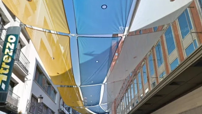 Ejemplo de lona, concretamente ubicada en 2018 en la calle Preciados del centro de Madrid. / GOOGLE