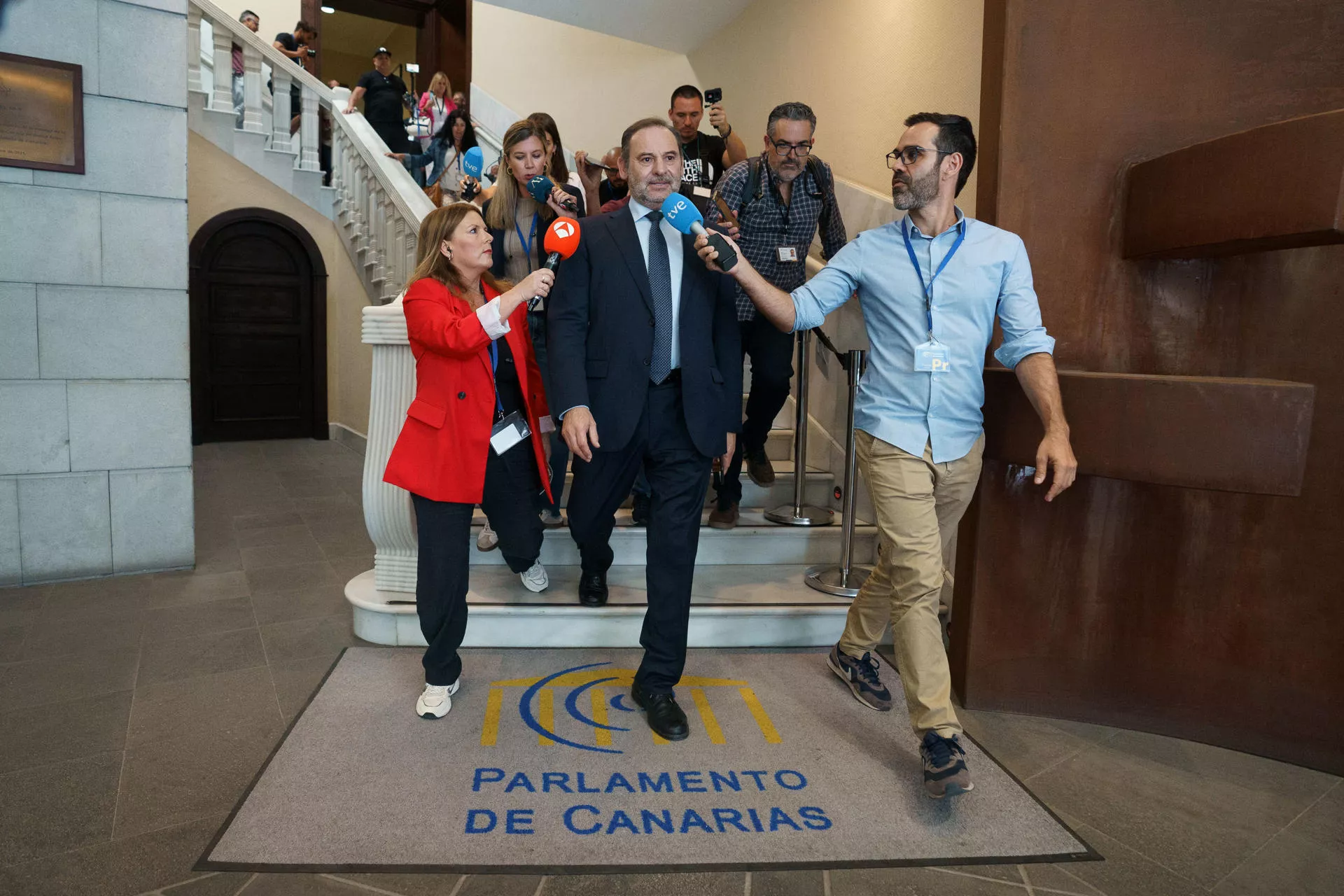 El exministro de Transportes José Luis Ábalos perseguido por periodistas en el Parlamento de Canarias./ EFE
