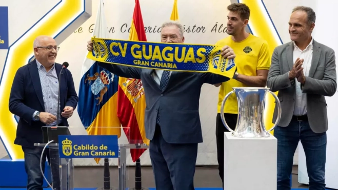 Juan Ruiz, con una bufanda del Guaguas, en una recepción en el Cabildo. / EFE