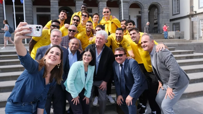 Juan Ruiz y la plantilla del Guaguas posan con Carolina Darias, Pedro Quevedo y Carla Campoamor en las Casas Consistoriales. / AH Juan Ruiz y la plantilla del Guaguas posan con Carolina Darias, Pedro Quevedo y Carla Campoamor en las Casas Consistoriales. / AH