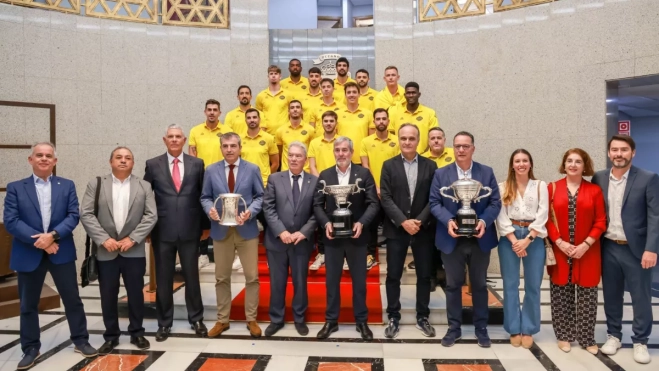 La plantilla del Guaguas, en presidencia del Gobierno de Canarias, con los tres títulos nacionales cosechados esta temporada. / AH