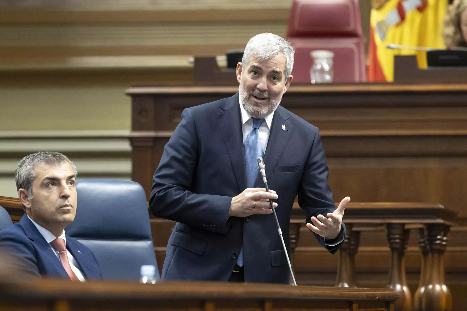 El presidente del Gobierno de Canarias, Fernando Clavijo (d), contesta a un diputado durante el pleno del Parlamento, en presencia del vicepresidente, Manuel Dominguez (i). EFE/Miguel Barreto