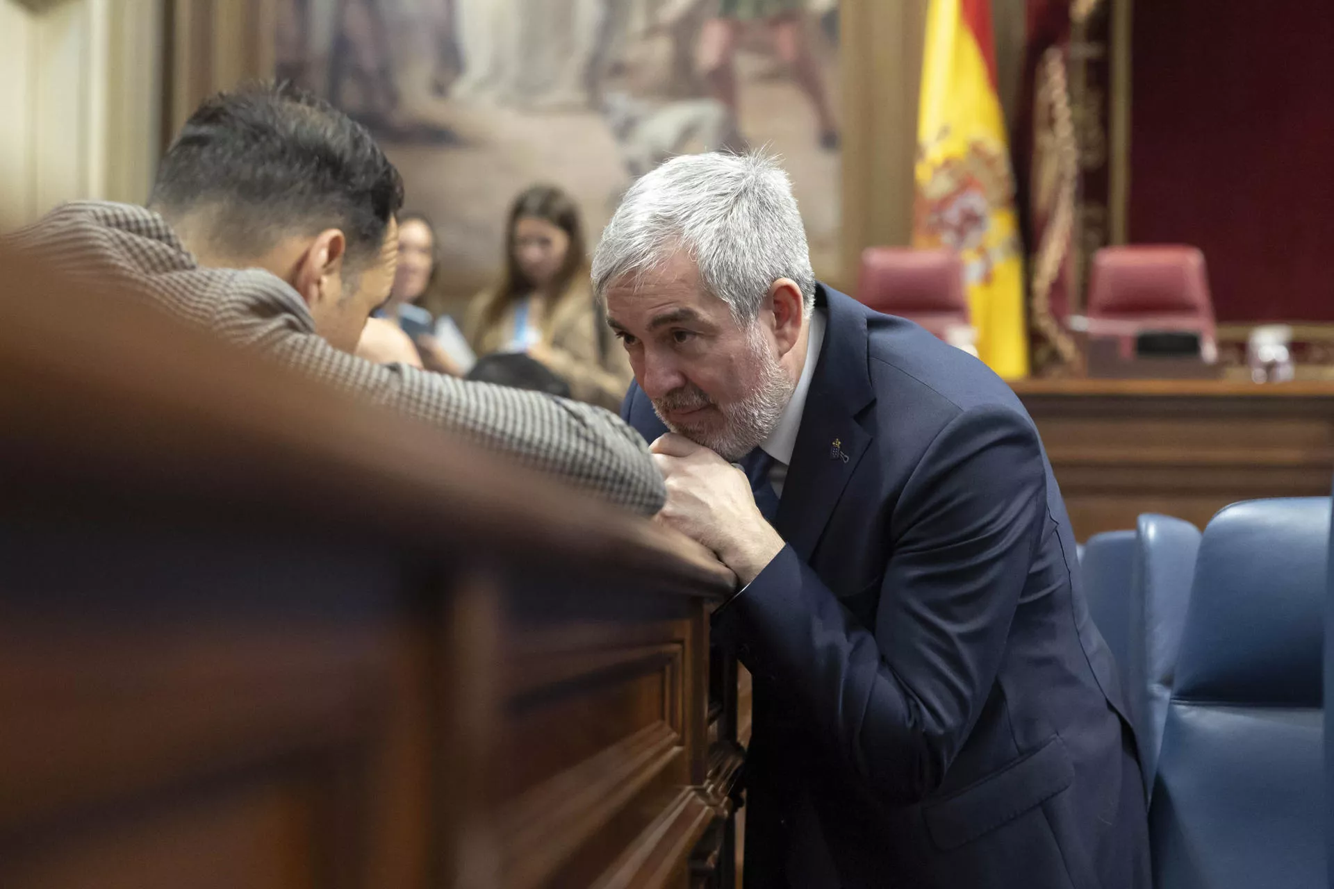 El presidente del Gobierno de Canarias, Fernando Clavijo (d), conversa con un diputado poco antes de comenzar este martes el pleno del Parlamento autonómico. EFE/Miguel Barreto