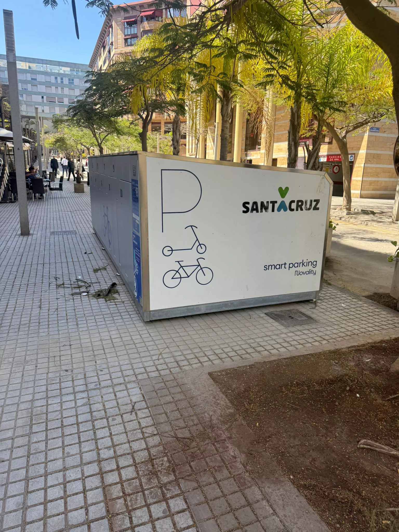 Imagen de una instalación de aparcabicis/aparcapatinetes en Santa Cruz de Tenerife. / ATLÁNTICO HOY 