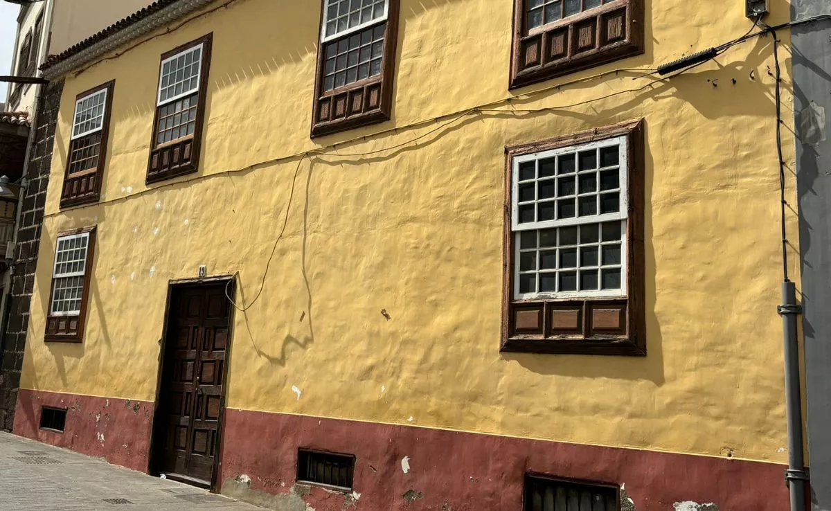 Inmueble de La Laguna en el número 19 de la plaza de La Concepción en el que abrirá un Burger King. /AH