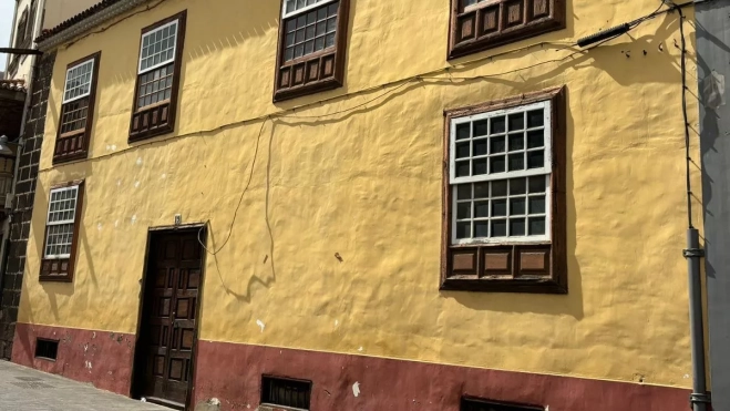 Inmueble de La Laguna en el número 19 de la plaza de La Concepción en el que abrirá un Burger King. /AH