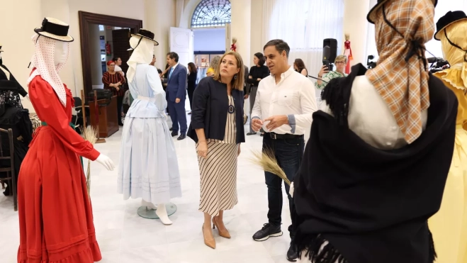 La presidenta del Parlamento de Canarias, Astrid Pérez, contempla la muestra junto a David Hernández. / AH La presidenta del Parlamento de Canarias, Astrid Pérez, contempla la muestra junto a David Hernández. / AH