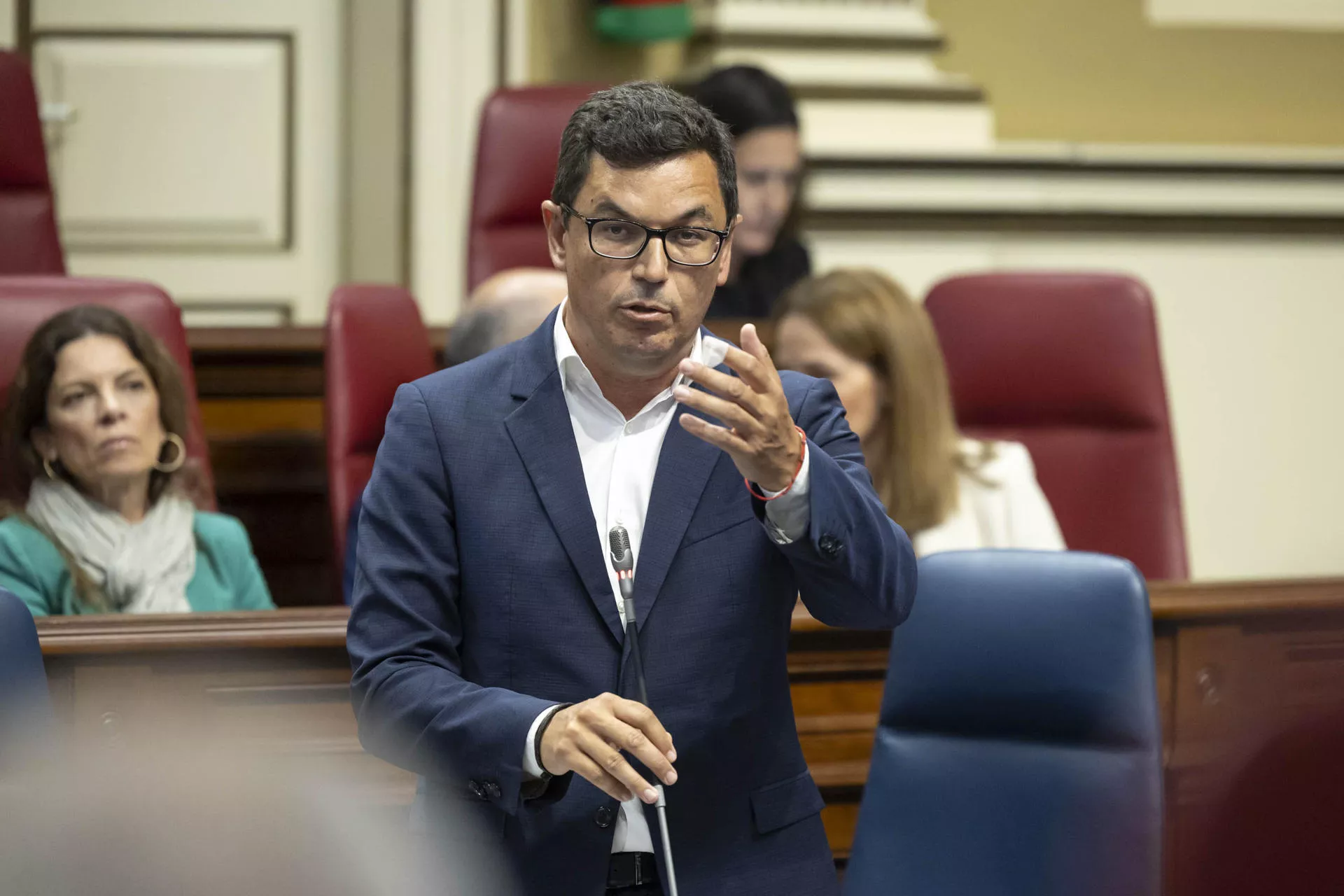 Pablo Rodríguez fija el tren y la GC-5 como claves para aliviar el tráfico en Gran Canaria. / MIGUEL BARRETO-EFE / 