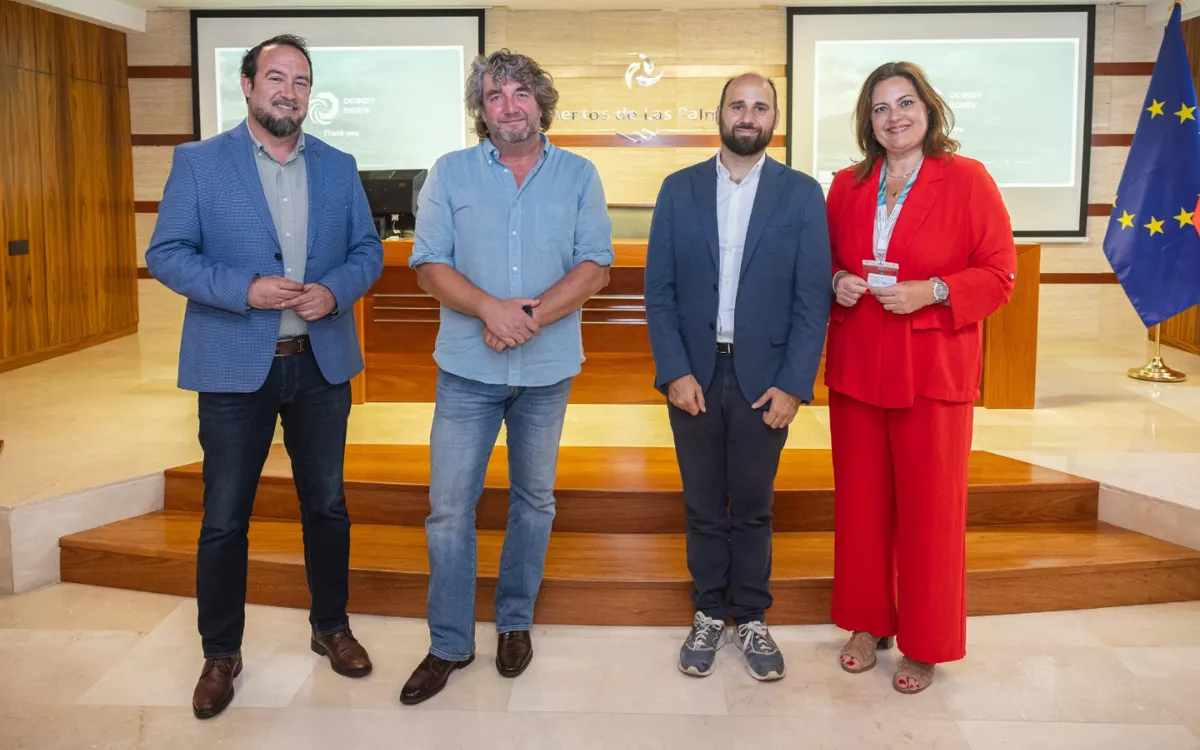 Canarias se convierte en referente europeo con la primera desaladora oceánica que funciona con olas. / AH