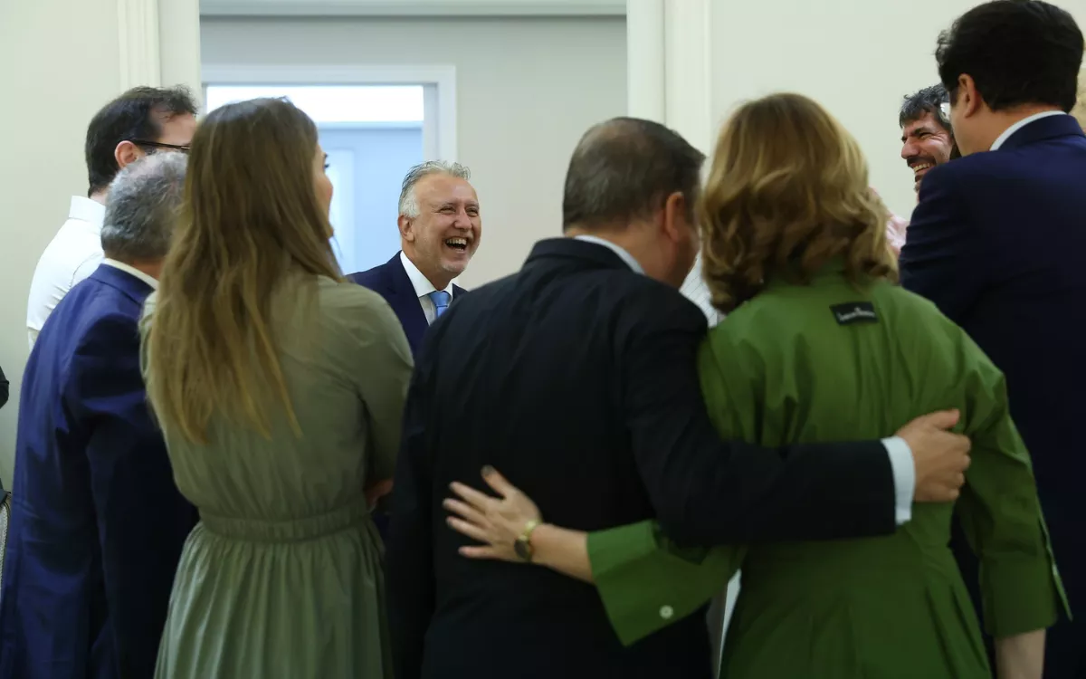 Ángel Víctor Torres sonríe al encontrarse con el resto de ministros. / MONCLOA