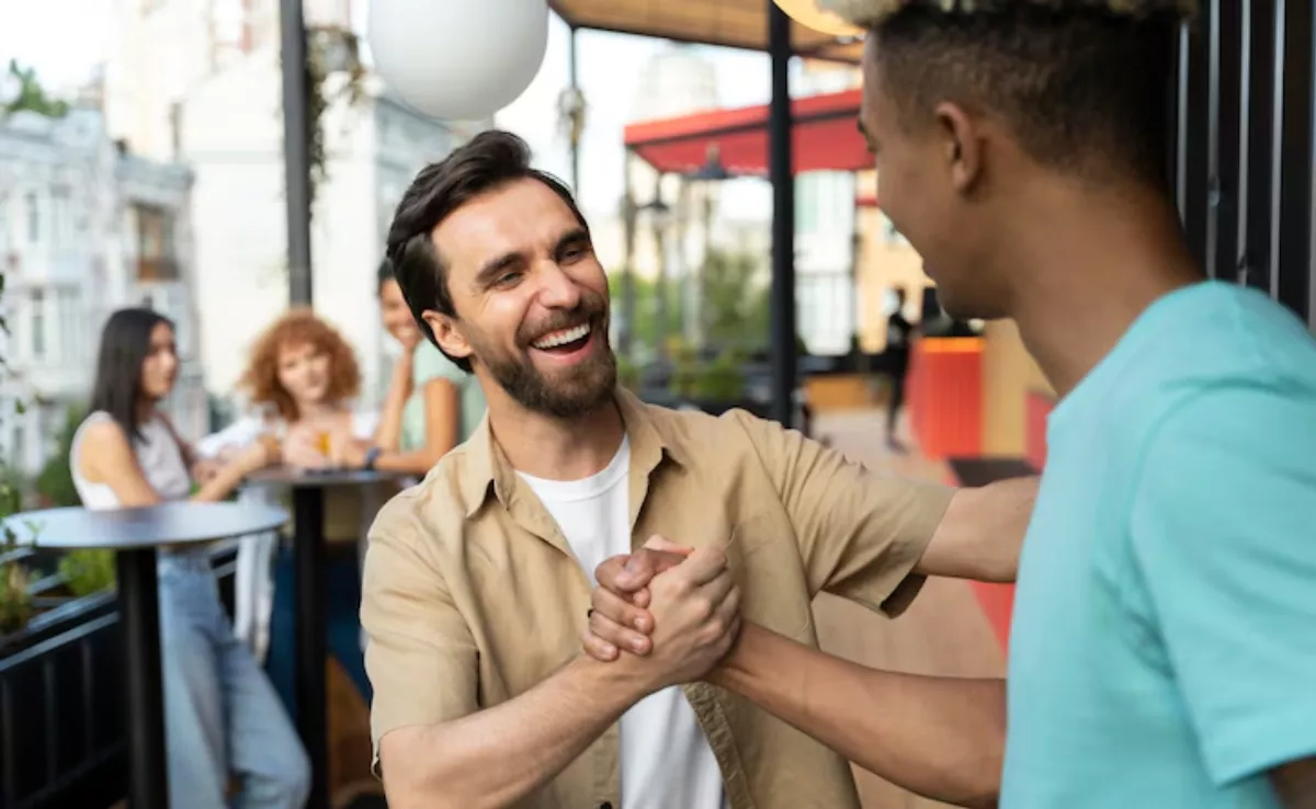 Imagen de dos personas saludándose / FREEPIK 