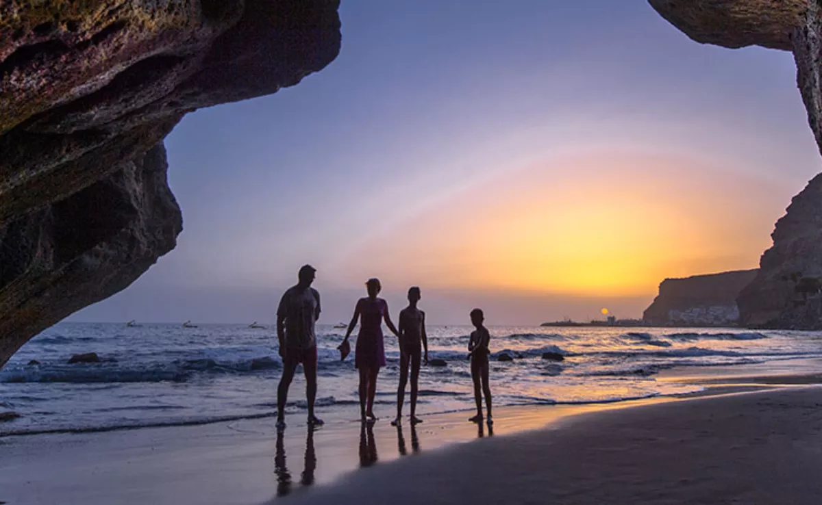 Imagen de la playa familiar con cuevas / CABILDO DE GRAN CANARIA