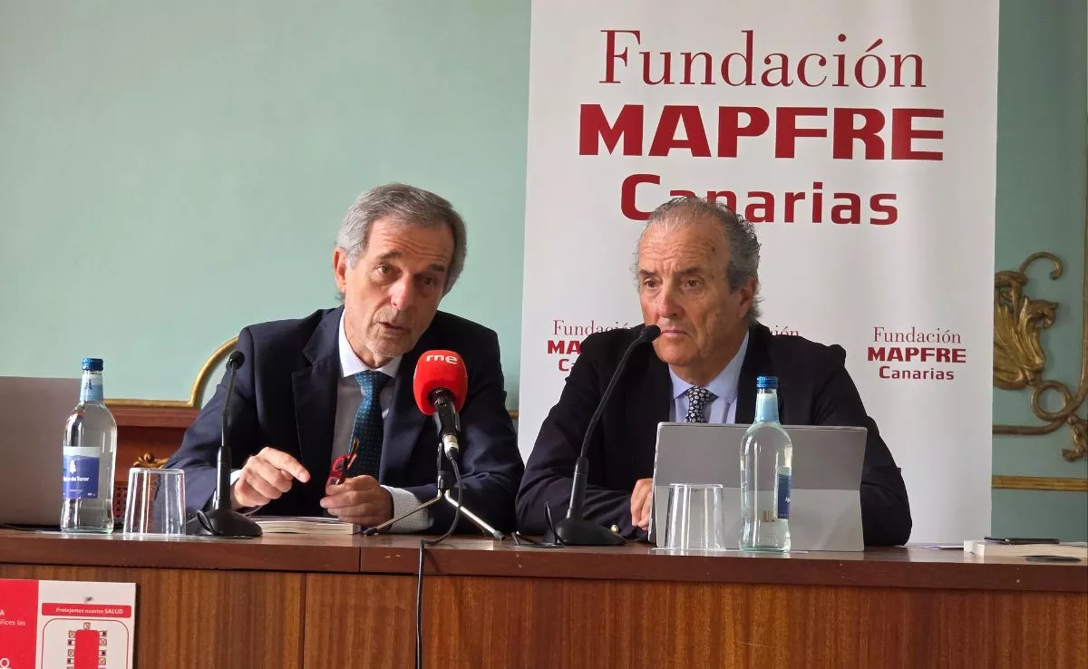 Juan Fernández Palacios, director del Centro de Investigación Ageingnomics, y Alfredo Montes, patrono de la Fundación Mapfre Canarias, durante la presentación del informe sobre la economía sénior en las islas. /ATLÁNTICO HOY - ALBERTO LEY