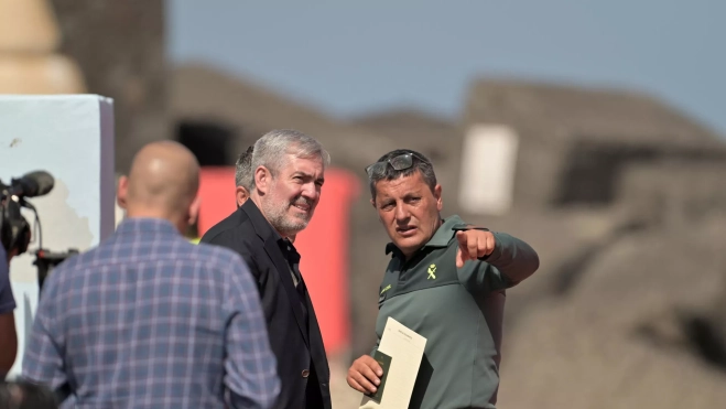 Fernando Clavijo, presidente de Canarias, escucha el testimonio de un Guardia Civil en el muelle de La Restinga. / GELMERT FINOL-EFE Fernando Clavijo, presidente de Canarias, escucha el testimonio de un Guardia Civil en el muelle de La Restinga. / GELMERT FINOL-EFE