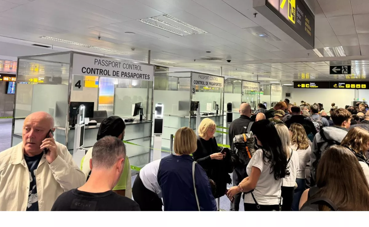 Colas en el aeropuerto de Tenerife Sur. / ASHOTEL