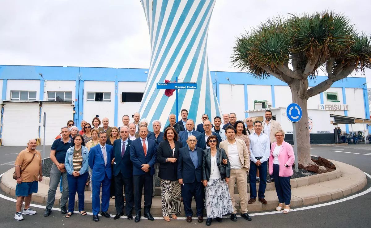 Familiares, amigos y empresarios arropan a Manuel Freire en la inauguración de una rotonda con su nombre en el Puerto de Las Palmas. / AH