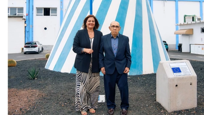 Beatriz Calzada y Manuel Freire, en la rotonda del Puerto de Las Palmas que ha sido bautizada con el nombre del armador gallego. / AH
