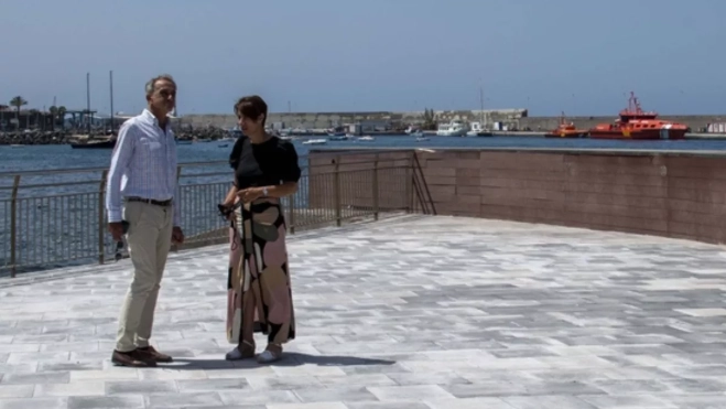 Héctor Mateo y Onalia Bueno, en el paseo junto a la Playa de Costa. / AH