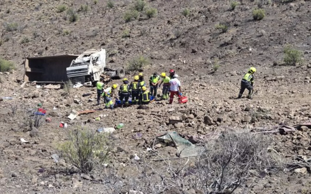 Grave accidente en la GC-65: un camión cae por una ladera en Santa Lucía y deja un herido grave. / AH