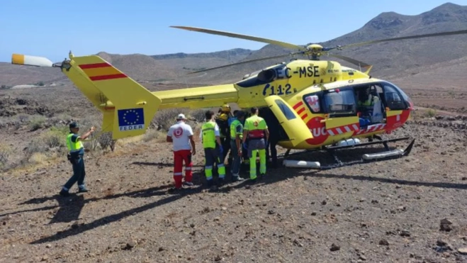 Momento en el que los sanitarios suben al herido al helicóptero para su traslado al Hospital Negrín. / AH Momento en el que los sanitarios suben al herido al helicóptero para su traslado al Hospital Negrín. / AH