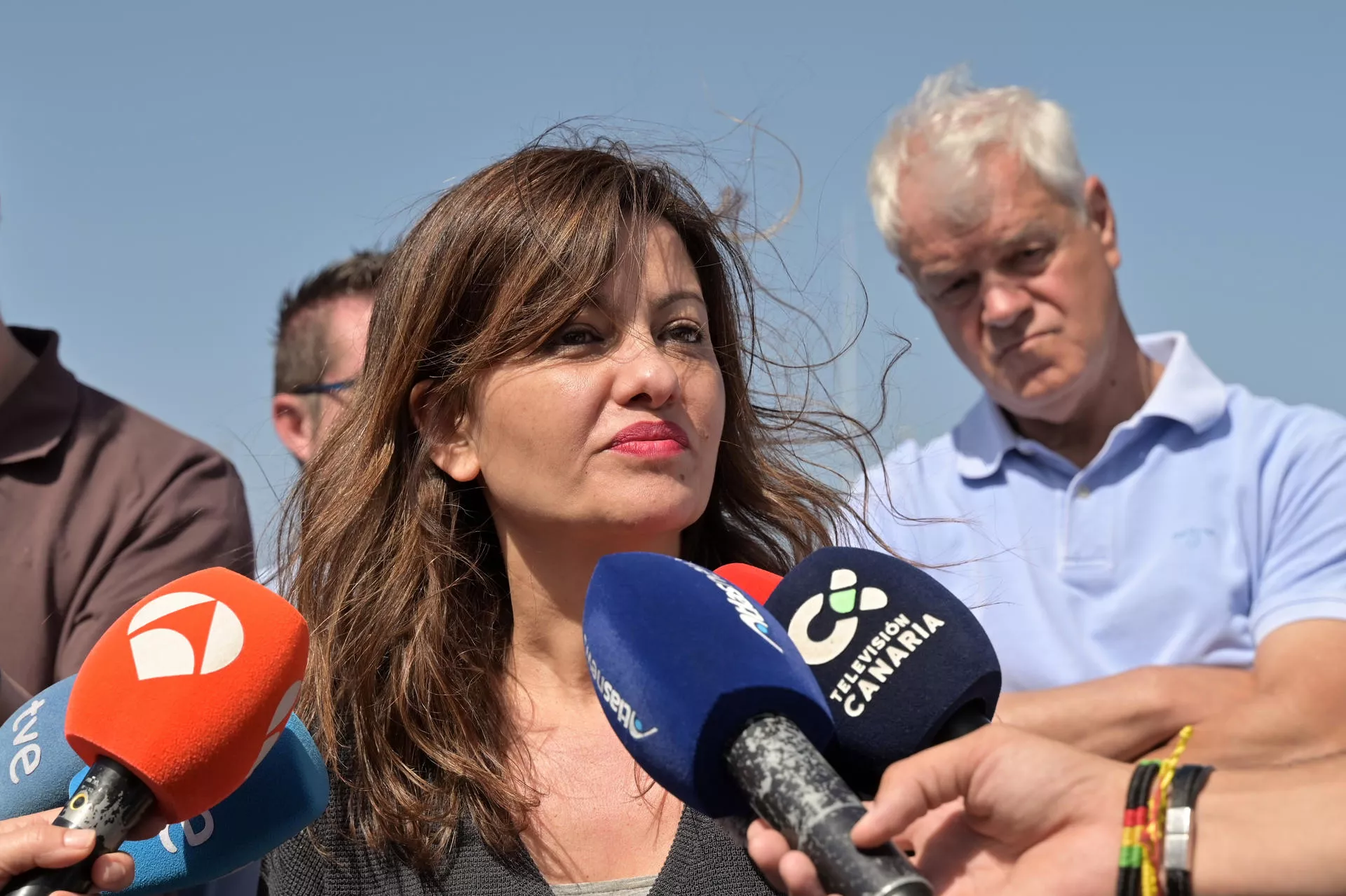 La ministra Sira Rego pide vías legales de migración tras la tragedia del cayuco en La Restinga. / GELMERT FINOL-EFE