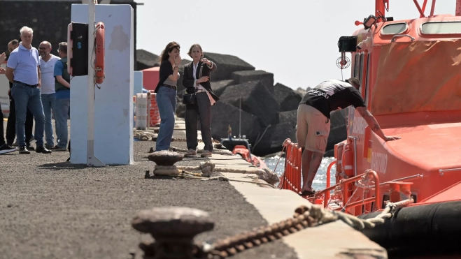 Sira Rego, ministra de Juventud e Infancia, en La Restinga. / GELMERT FINOL-EFE