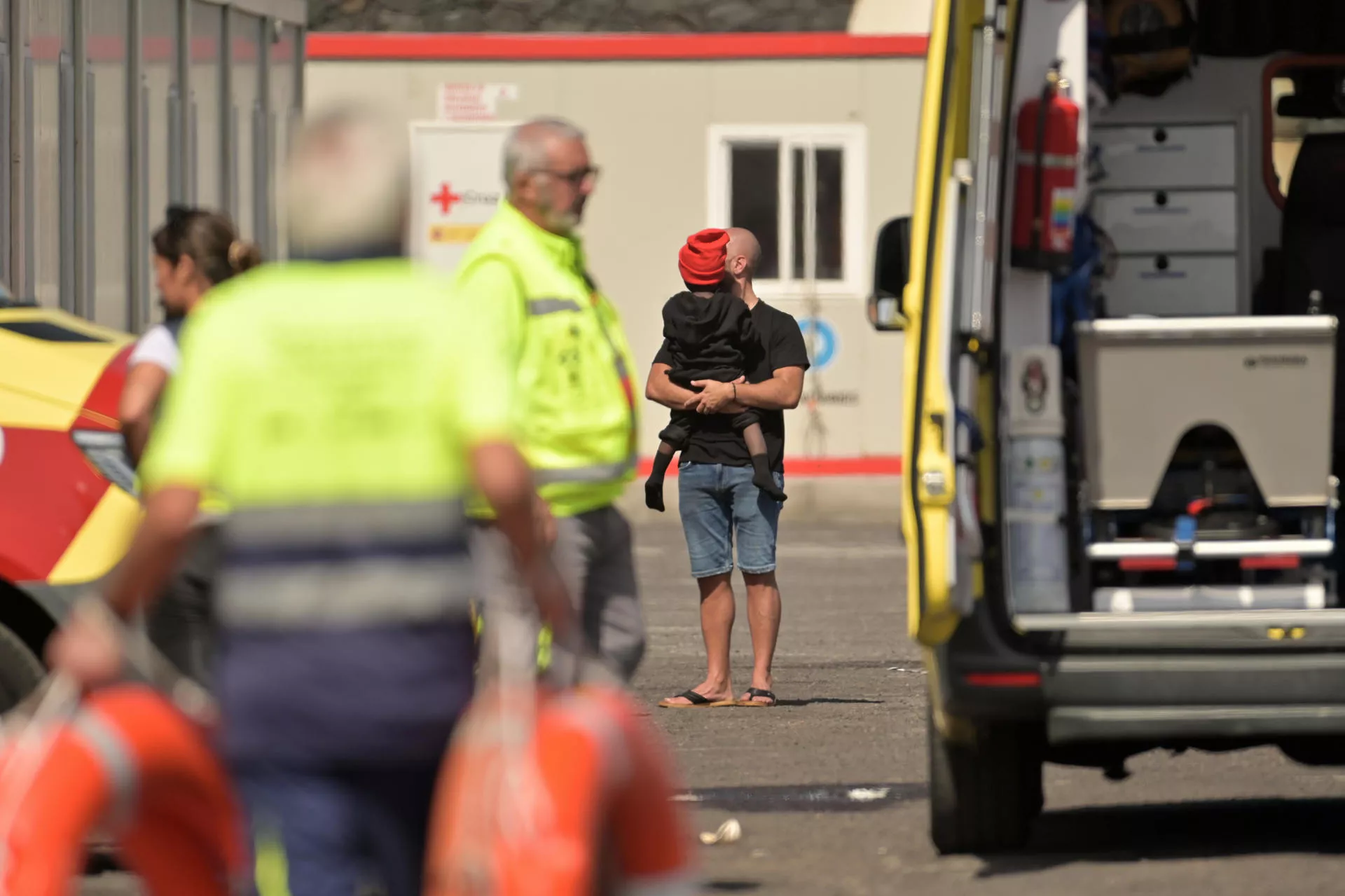 Uno de los menores rescatados en el cayuco que volcó este miércoles en La Restinga (El Hierro). / GELMERT FINOL-EFE