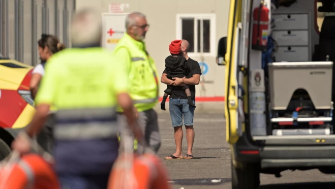 Uno de los menores rescatados en el cayuco que volcó este miércoles en La Restinga (El Hierro). / GELMERT FINOL-EFE