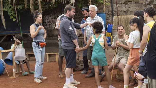 Joaquín Mazón, director, y Leo Harlem, protagonista, dialogan en el set de rodaje. / QUIQUE CURBELO-EFE