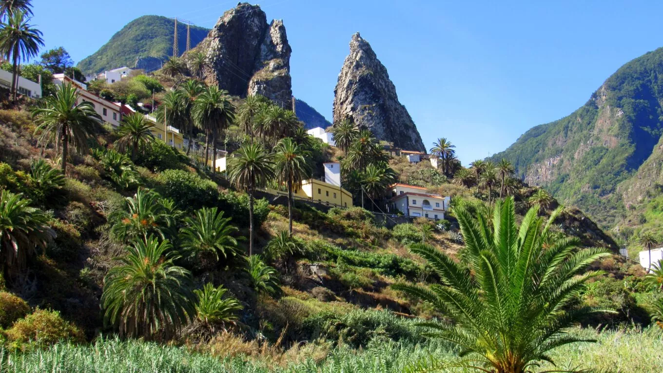 Pueblo de Hermigua en La Gomera / ANDO Y REANDO