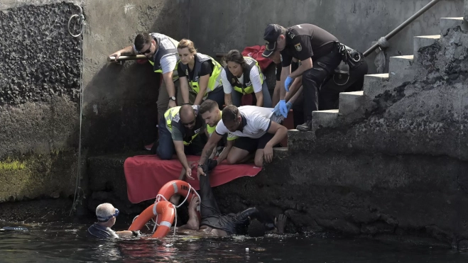 Rescate de una persona tras el vuelco de un cayuco en El Hierro. / EFE - GELMERT FINOL