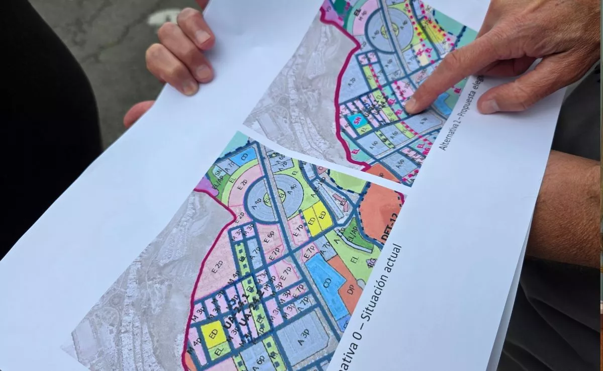 Los vecinos de Las Torres señalan una parte de la alternativa 2, que pretende expropiar unos 125 edificios. / ATLÁNTICO HOY - ALBERTO LEY Los vecinos de Las Torres señalan una parte de la alternativa 2, que pretende expropiar unos 125 edificios. / ATLÁNTICO HOY - ALBERTO LEY