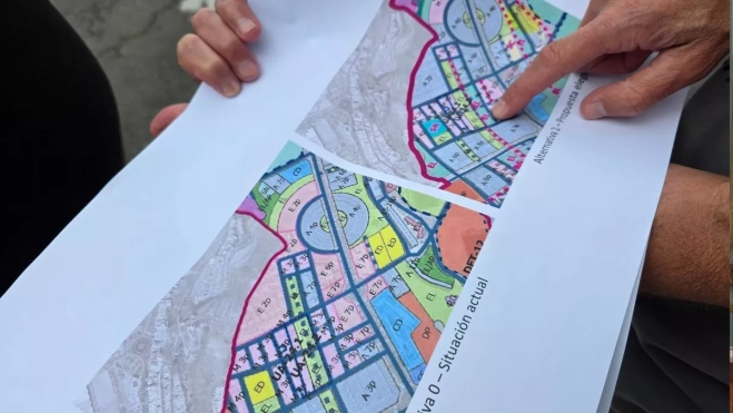 Los vecinos de Las Torres señalan una parte de la alternativa 2, que pretende expropiar unos 125 edificios. / ATLÁNTICO HOY - ALBERTO LEY