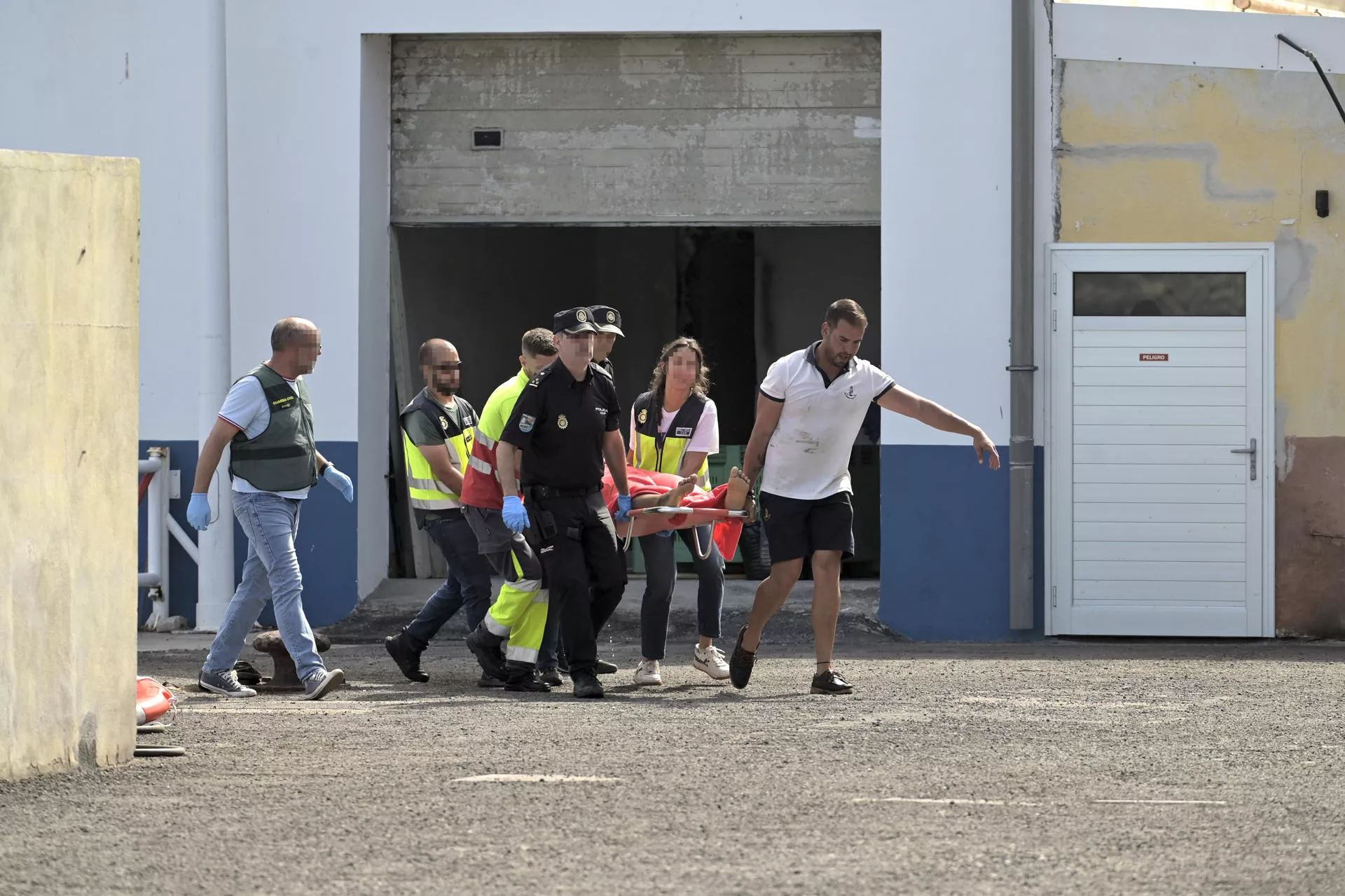 Imágenes del rescate tras el vuelco del cayuco en la isla de El Hierro. /  EFE - GELMERT FINOL