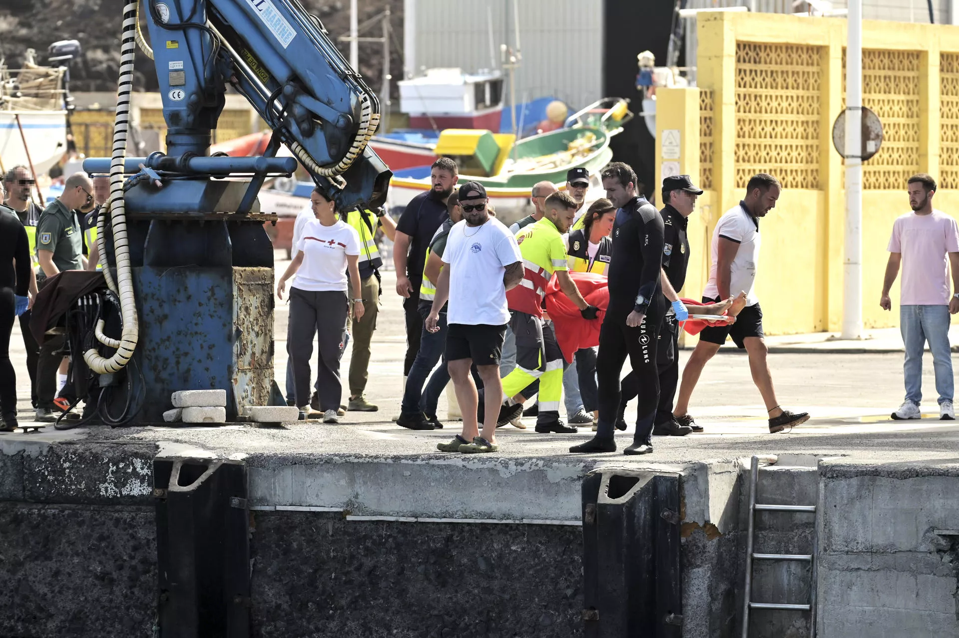 Rescate en La Restinga tras volcar un cayuco. / EFE - GELMERT FINOL 