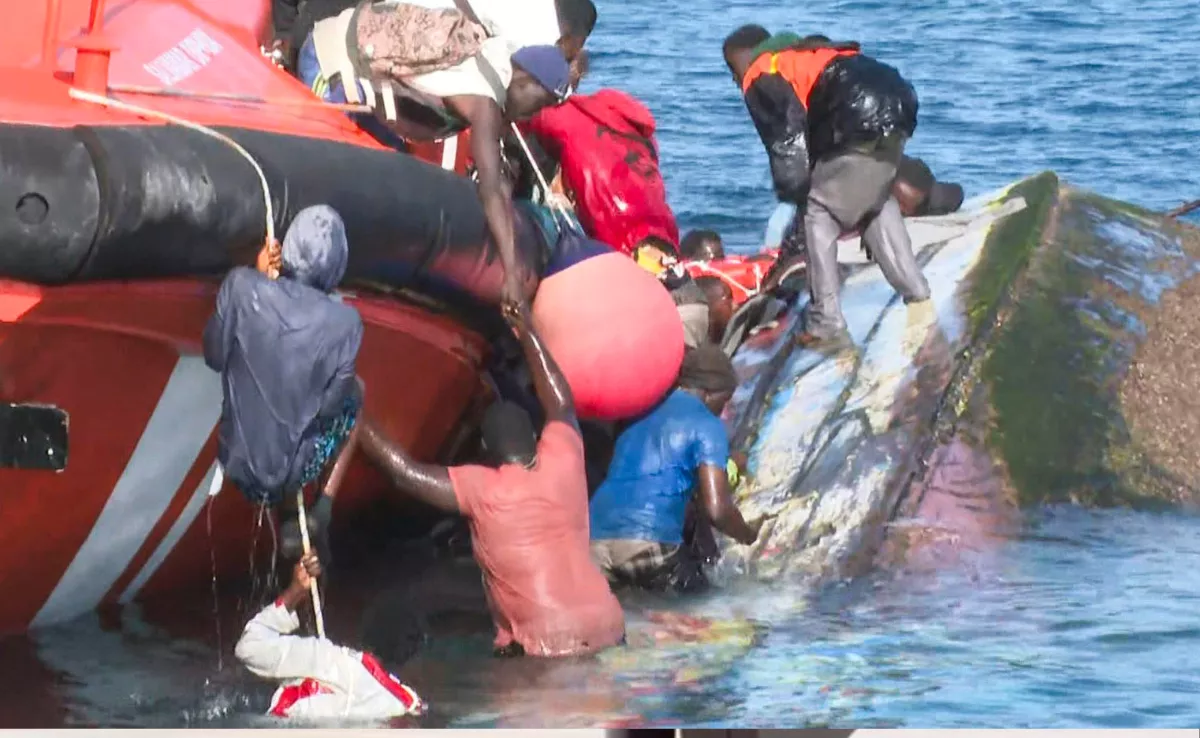 Un cayuco vuelca en el mar, en el muelle de La Restinga|EFE