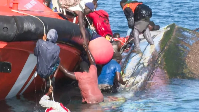 Un cayuco vuelca en el mar, en el muelle de La Restinga|EFE