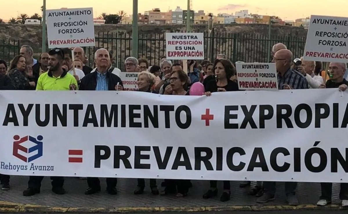 Una de las concentraciones de Rehoyas Avanza contra el plan de reposición de viviendas aprobado por el Ayuntamiento de Las Palmas de Gran Canaria. / REHOYAS AVANZA