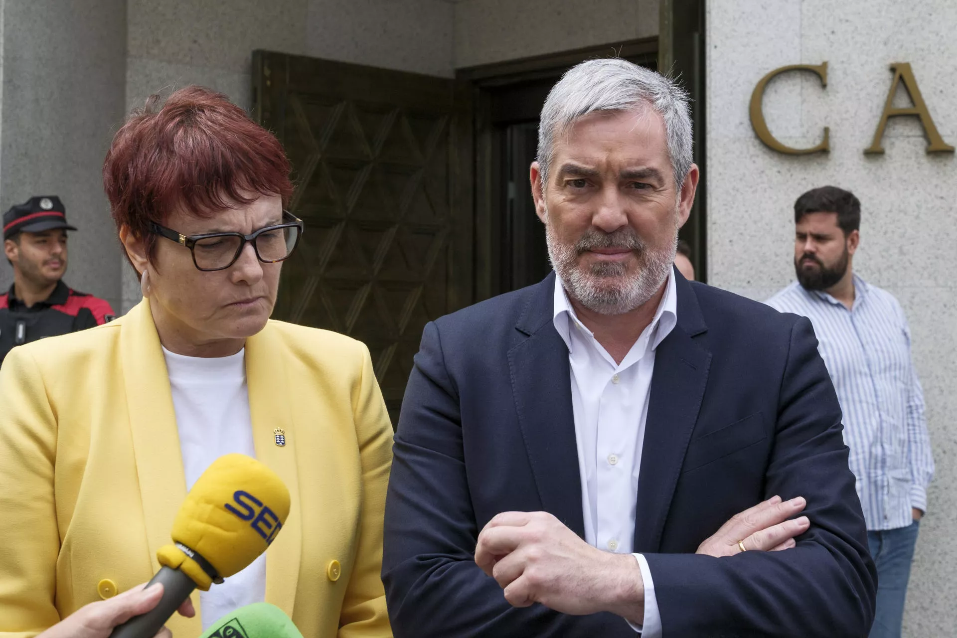  El presidente del Gobierno Canario, Fernando Clavijo, junto a la consejera de Bienestar Social, Candelaria Delgado, responsable de Infancia y Migraciones. / EFE - ÁNGEL MEDINA G.
