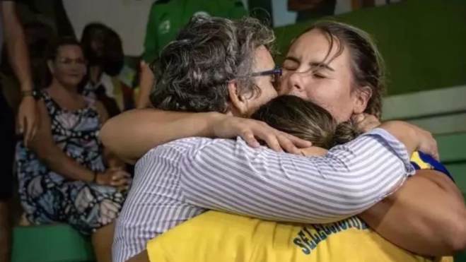 María Ramírez abrazando a su hermana y su madre / CEDIDA