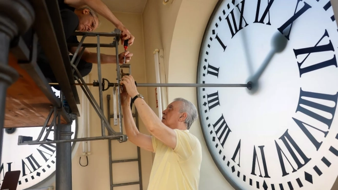 Trabajos en el interior del reloj. / GOBIERNO DE CANARIAS