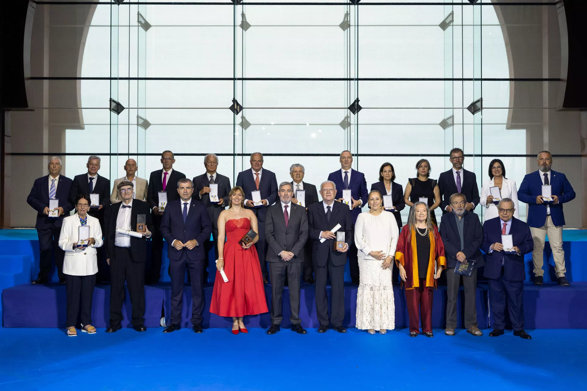 Los distinguidos con los Premios Canarias de 2025 y Medallas de Oro.  / EFE - QUIQUE CURBELO